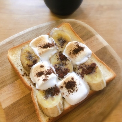 Nicoさん、朝食にバナナマシュマロトーストを作りました♪バナナの甘さと、マシュマロのトロトロ感がとても美味しく、幸せな気分になりました❣️